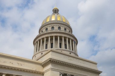 Küba 'nın başkenti Havana' daki Paseo del Prado 'nun sonunda (La Habana Vieja) Küba Capitol binası (Capitolio). Eski Havana bir Dünya Mirası Alanı. 