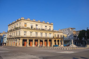 Paseo del Prado 'daki tarihi binalar Küba' nın başkenti Havana 'daki Central Park (Parque Central) yakınlarındaki Calle Neptuno Caddesi' nde. Eski Havana bir Dünya Mirası Alanı. 