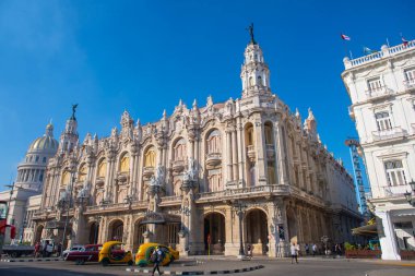 Havana Büyük Tiyatrosu (Gran Teatro de la Habana) Paseo del Prado 'daki Central Park' ta (Parque Central) (La Habana Vieja). Eski Havana bir Dünya Mirası Alanı. 