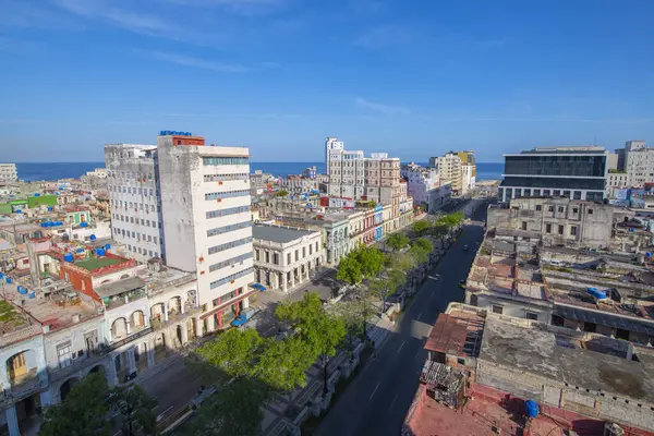 Havana, Küba 'da arka planda Vedado' daki modern gökdelenlerle Paseo del Prado hava manzarası. Eski Havana bir Dünya Mirası Alanı. 