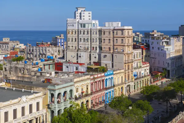 Havana, Küba 'da arka planda Vedado' daki modern gökdelenlerle Paseo del Prado hava manzarası. Eski Havana bir Dünya Mirası Alanı. 