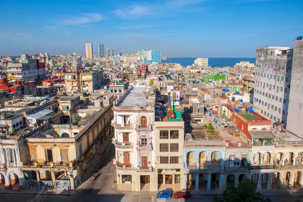 Havana, Küba 'da arka planda Vedado' daki modern gökdelenlerle Paseo del Prado hava manzarası. Eski Havana bir Dünya Mirası Alanı. 