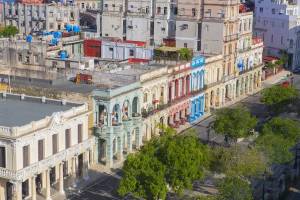 Havana, Küba 'da arka planda Vedado' daki modern gökdelenlerle Paseo del Prado hava manzarası. Eski Havana bir Dünya Mirası Alanı. 