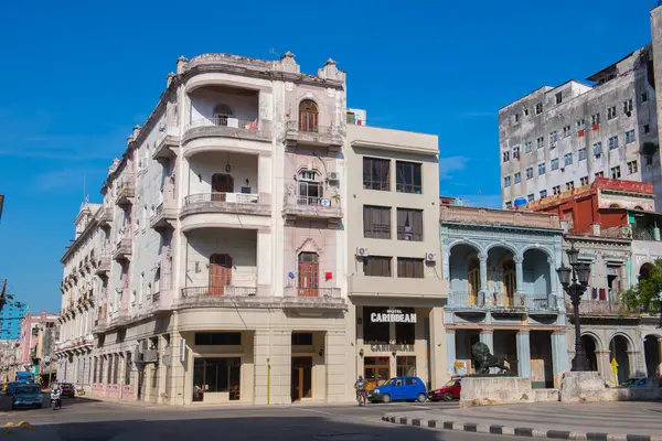 Paseo del Prado 'daki tarihi binalar Eski Havana' daki Calle Colon Caddesi 'nde (La Habana Vieja). Eski Havana bir Dünya Mirası Alanı. 