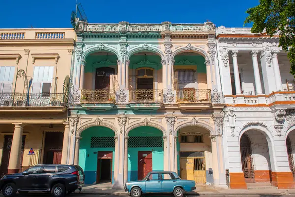 Paseo del Prado 'daki tarihi binalar Küba' nın başkenti Havana 'da Calle Colon ile Trocadero Caddesi arasında. Eski Havana bir Dünya Mirası Alanı. 