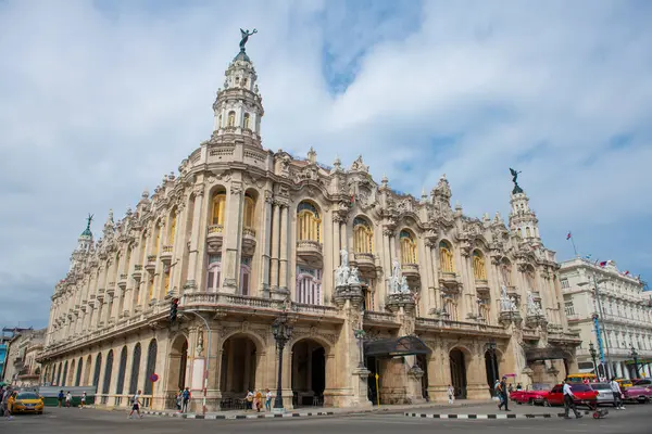 Havana Büyük Tiyatrosu (Gran Teatro de la Habana) Paseo del Prado 'daki Central Park' ta (Parque Central) (La Habana Vieja). Eski Havana bir Dünya Mirası Alanı. 