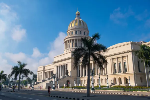 Küba 'nın başkenti Havana' daki Paseo del Prado 'nun sonunda (La Habana Vieja) Küba Capitol binası (Capitolio). Eski Havana bir Dünya Mirası Alanı. 