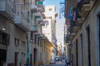 Calle San Ignacio Caddesi 'ndeki Lamparilla Caddesi' ndeki tarihi binalar eski Havana 'da Capitolio ile birlikte (La Habana Vieja). Eski Havana UNESCO 'nun Dünya Mirası Bölgesi. 