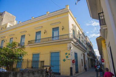 Küba 'nın başkenti Havana' daki Calle Cuba Caddesi 'ndeki Calle Lamparilla Caddesi' ndeki tarihi binalar. Eski Havana UNESCO 'nun Dünya Mirası Bölgesi. 