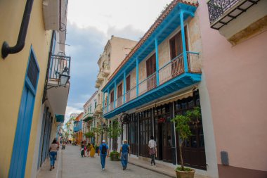 Calle Mercaderes Caddesi 'ndeki tarihi binalar Calle Obrapia ile Eski Havana' daki Obispo Caddesi arasındaki. Eski Havana bir Dünya Mirası Alanı. 