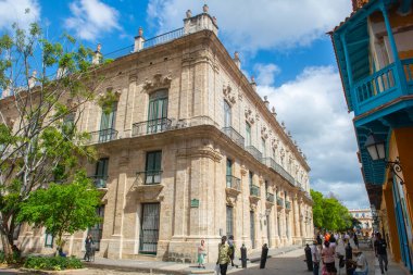 Calle Mercaderes Caddesi 'ndeki Palacio de los Capitanes Generales Eski Havana' daki Calle Obispo Caddesi 'nde (La Habana Vieja). Bu bina Ciudad Müzesi.. 