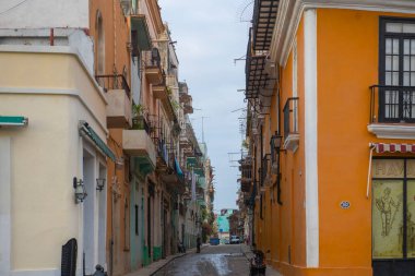Calle Sol Caddesi 'ndeki tarihi binalar Eski Havana' daki Calle San Pedro Caddesi 'nde (La Habana Vieja). Eski Havana bir Dünya Mirası Alanı. 