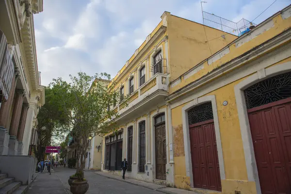 Calle Oficios Caddesi 'ndeki tarihi binalar Eski Havana' daki Calle Muralla Caddesi 'nde (La Habana Vieja). Eski Havana bir Dünya Mirası Alanı. 