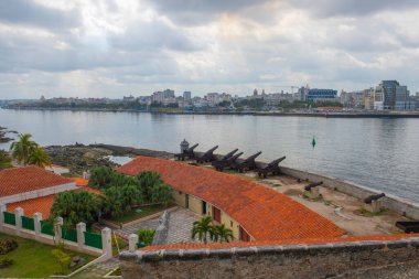 Eski Havana tarihi şehir Castillo de Los Tres Reyes del Morro 'dan Havana Limanı' nın ağzıyla (La Habana Vieja) Küba 'ya kadar uzanır. Eski Havana bir Dünya Mirası Alanı. 