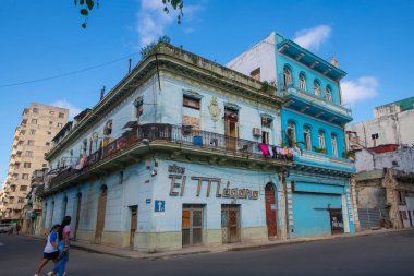 Calle Industria Caddesi 'ndeki tarihi binalar Eski Havana' daki Calle San Martin Caddesi 'nde (La Habana Vieja). Eski Havana bir Dünya Mirası Alanı. 