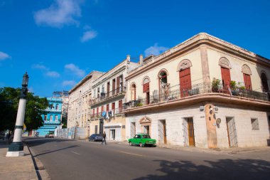 Calle San Jose Caddesi 'ndeki tarihi binalar Eski Havana' daki Ulusal Capitolio 'da (La Habana Vieja). Eski Havana bir Dünya Mirası Alanı. 