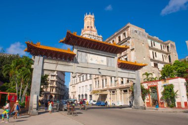 Çin Mahallesi Kapısı (Entrada del Barrio Chino) Calle Dragones Sokağı, Calle Amistad Sokağı, Eski Havana (La Habana Vieja), Küba. Eski Havana bir Dünya Mirası Alanı. 