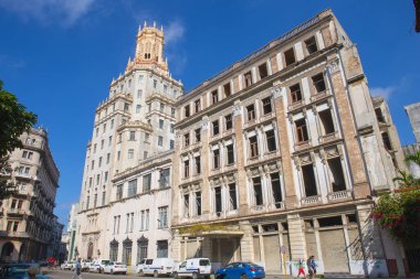 Etecsa (Küba Telekomünikasyon Şirketi) Havana, Küba 'da Çin Mahallesi Calle Aguila Caddesi' ndeki Calle Dragones Sokağı 'nda Art Deco tarzı kuleye sahiptir.. 