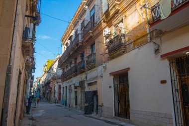 Calle Lamparilla Caddesi 'ndeki tarihi binalar Eski Havana' daki Calle Aguiar Caddesi 'nde (La Habana Vieja). Eski Havana UNESCO 'nun Dünya Mirası Bölgesi. 