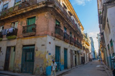 Calle Lamparilla Caddesi 'ndeki tarihi binalar Eski Havana' daki Calle Habana Caddesi 'nde (La Habana Vieja). Eski Havana UNESCO 'nun Dünya Mirası Bölgesi. 