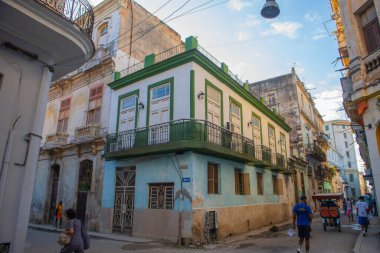 Calle Compostela Caddesi 'ndeki tarihi binalar Eski Havana' daki Calle Amargura Caddesi 'nde (La Habana Vieja). Eski Havana UNESCO 'nun Dünya Mirası Bölgesi. 