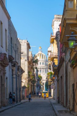 Calle Brasil Caddesi 'ndeki (Teniente Rey) tarihi binalar, Küba' nın başkenti Havana 'da Capitolio Kubbesi' nin arka planında yer alıyor. Eski Havana UNESCO 'nun Dünya Mirası Bölgesi. 