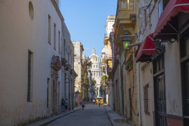 Calle Brasil Caddesi 'ndeki (Teniente Rey) tarihi binalar, Küba' nın başkenti Havana 'da Capitolio Kubbesi' nin arka planında yer alıyor. Eski Havana UNESCO 'nun Dünya Mirası Bölgesi. 