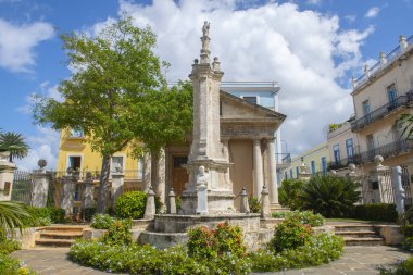 El Templete Havana 'da inşa edilen ilk şehrin anısına inşa edilmiş bir tapınaktır. Calle Barillo Caddesi 'nde, Plaza de Armas, Eski Havana' da (La Habana Vieja). Eski Havana bir Dünya Mirası Alanı. 