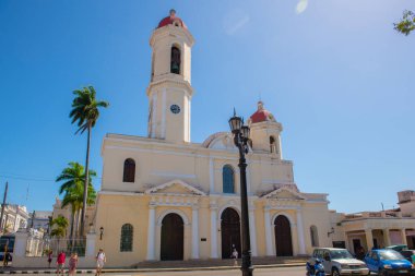 Küba 'nın tarihi şehir merkezi Cienfuegos' taki Jose Marti Park 'ta Catedral de la Purisima Concepcion. Tarihi Cienfuegos Merkezi bir Dünya Mirası Alanıdır.. 