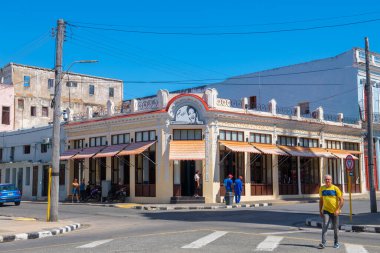 Küba 'nın Cienfuegos şehrinin merkezindeki Jose Marti Parkı' nda tarihi ticari binalar. Tarihi Cienfuegos Merkezi bir Dünya Mirası Alanıdır.. 