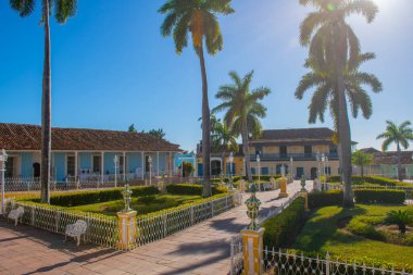 Küba 'nın Trinidad kentindeki Main Square (Plaza Mayor). Şimdi bu bina bir müze. Tarihi Trinidad Merkezi bir Dünya Mirası Alanıdır.. 