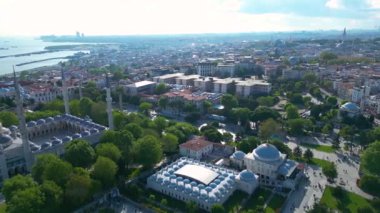 Sultanahmet 'in tarihi İstanbul ilinin Sultanahmet ilçesinde Sultan Ahmet' e Mavi Cami ve Ayasofya hava manzarası. İstanbul Tarihi Alanları UNESCO 'nun Dünya Mirasları Bölgesi. 