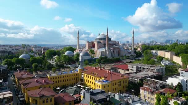 トルコのイスタンブールの歴史的な都市でスルタナヘトでハギア ソフィアの航空ビュー イスタンブールの歴史地区は1985年からユネスコの世界遺産に登録されています — ストック動画
