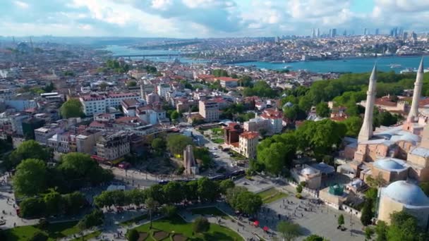 ブルーモスク ハギアソフィア トプカピ宮殿 トルコの歴史的な都市イスタンブールのスルタンハメット地区のボスポラス海峡からゴールデンホルンを眺める イスタンブールの歴史は世界遺産 — ストック動画