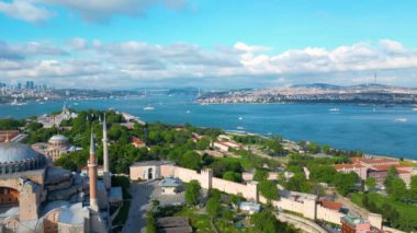 Topkapı Sarayı, Boğaz Boğazı, Asya 'daki Uskudar ve İstanbul, Türkiye' deki Marmara Denizi 'nden oluşan tarihi İstanbul hava manzarası. İstanbul Tarihi Alanları UNESCO 'nun Dünya Mirasları Bölgesi. 