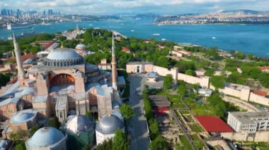 Ayasofya, Topkapı Sarayı, İstanbul 'un tarihi kenti Sultanahmet' te bulunan Boğaz Boğazı 'ndan Golden Horn hava manzaralı. İstanbul Tarihi UNESCO 'nun Dünya Mirası Bölgesi. 