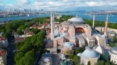 Ayasofya, Topkapı Sarayı, İstanbul 'un tarihi kenti Sultanahmet' te bulunan Boğaz Boğazı 'ndan Golden Horn hava manzaralı. İstanbul Tarihi UNESCO 'nun Dünya Mirası Bölgesi. 