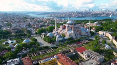 Ayasofya, Topkapı Sarayı, İstanbul 'un tarihi kenti Sultanahmet' te bulunan Boğaz Boğazı 'ndan Golden Horn hava manzaralı. İstanbul Tarihi UNESCO 'nun Dünya Mirası Bölgesi. 
