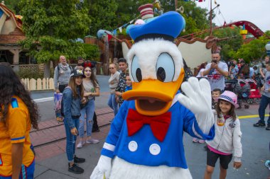 Donald Duck figürü Anaheim, Kaliforniya 'daki Disneyland Park' taki Çizgişehir 'de, ABD. 