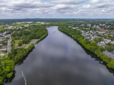 Merrimack Nehri havadan görüntüsü yazın ABD 'nin Massachusetts MA kentindeki Riverfront State Park' ta görülüyor.. 