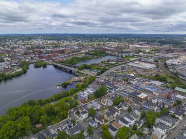 Atlantic Mills ve Pemberton Park 'ın Merrimack Nehri üzerinde nehir köprüsü manzaralı Lawrence, Massachusetts MA, ABD. Tarihi bina 1910 'da inşa edildi ve şimdi terk edildi.. 