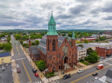 Lawrence, Massachusetts MA, ABD 'nin tarihi şehir merkezinde 118 S. Broadway' deki Saint Patrick Parish Kilisesi hava görüntüsü. 