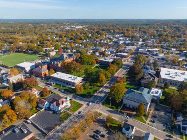 Dean Hall hava görüntüsü sonbaharda Franklin, Massachusetts MA 'nın tarihi şehir merkezinde Dean Koleji' nin ana kampüsünde.. 