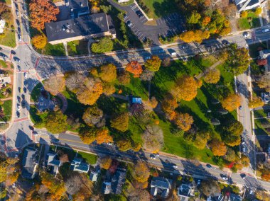 Franklin Town Yaygın Hava Görüntüsü, Franklin, Massachusetts MA 'nın tarihi şehir merkezinde sonbaharda görüldü.. 