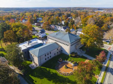 Franklin Halk Kütüphanesi hava görüntüsü sonbaharda 118 Main Caddesi 'nde tarihi Franklin, Massachusetts MA, ABD' de. Bu kütüphane ABD 'deki ilk ve en eski halk kütüphanesidir.. 