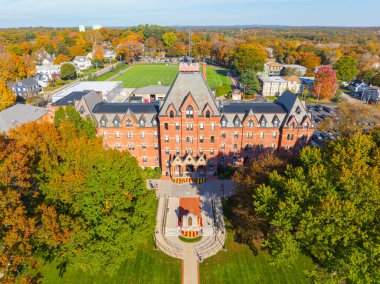 Dean Hall hava görüntüsü sonbaharda Franklin, Massachusetts MA 'nın tarihi şehir merkezinde Dean Koleji' nin ana kampüsünde.. 