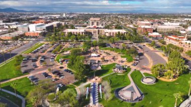 Arizona Eyalet Kongre Binası, Eyalet Senatosu, Temsilciler Meclisi Binası ve ABD 'nin Arizona AZ kentindeki Wesley Bolin Memorial Plaza hava manzarası. 