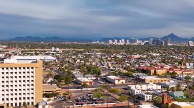 Phoenix şehir merkezindeki gökdelenler Washington Caddesi 'nde Phoenix, Arizona AZ, ABD' deki Capitol şehrinden gökyüzü manzaralı.. 
