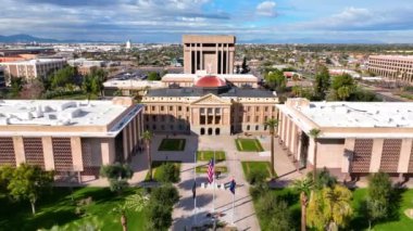 Arizona Eyalet Kongre Binası, Eyalet Senatosu, Temsilciler Meclisi Binası ve ABD 'nin Arizona AZ kentindeki Wesley Bolin Memorial Plaza hava manzarası. 