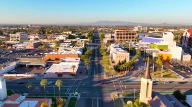 Mesa şehir merkezinin hava manzarası içinde İsa 'nın Son Gün Azizleri Kilisesi ve 1. Cadde' deki Center Caddesi 'ndeki Birinci Metodist Kilisesi' nin günbatımında Mesa, Arizona AZ, ABD. 